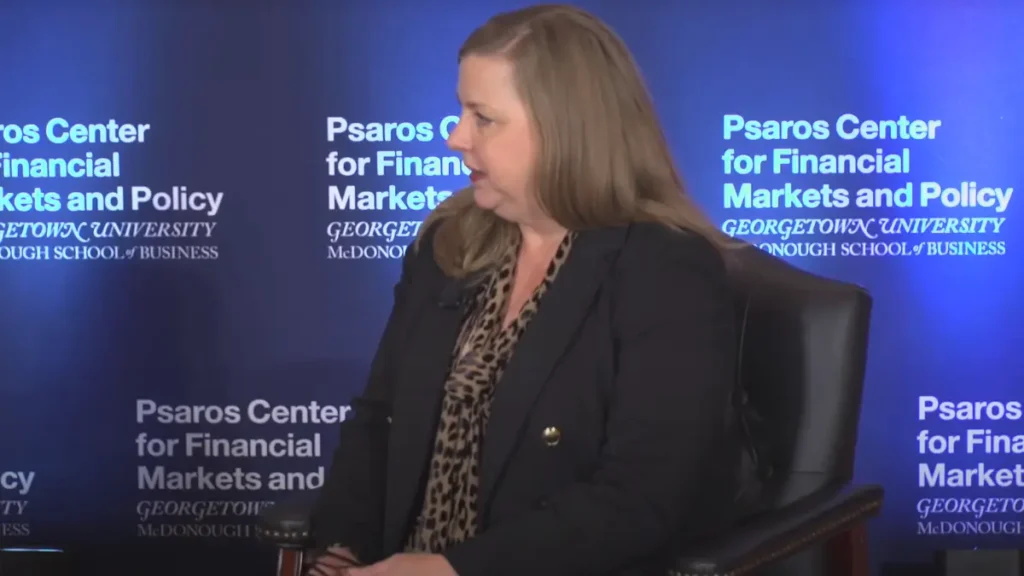 Michelle Bowman aboga por recortes de tasas y regulación más flexible Conferencia sobre Calidad de los Mercados Financieros (FMQ) 2025