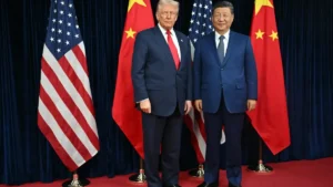 El presidente Donald Trump y Xi Jinping se dan la mano en la base aérea de Gimhae, Busan, Corea del Sur, durante la Cumbre APEC 2025, el 30 de octubre de 2025.