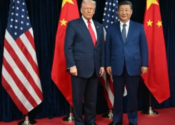 El presidente Donald Trump y Xi Jinping se dan la mano en la base aérea de Gimhae, Busan, Corea del Sur, durante la Cumbre APEC 2025, el 30 de octubre de 2025.