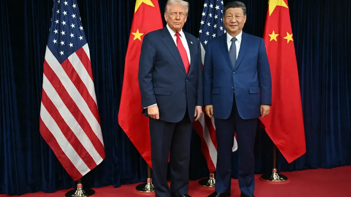 El presidente Donald Trump y Xi Jinping se dan la mano en la base aérea de Gimhae, Busan, Corea del Sur, durante la Cumbre APEC 2025, el 30 de octubre de 2025.