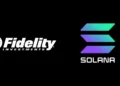 Logo de Fidelity Investments junto al símbolo FSOL y una gráfica ascendente de Solana, representando la enmienda al ETF de Solana presentada el 29 de octubre de 2025.