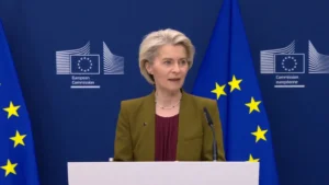 Representantes de la Unión Europea y alcaldes mediterráneos durante la ceremonia del Pacto de los Alcaldes y el lanzamiento del Pacto por el Mediterráneo en Bruselas.