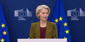 Representantes de la Unión Europea y alcaldes mediterráneos durante la ceremonia del Pacto de los Alcaldes y el lanzamiento del Pacto por el Mediterráneo en Bruselas.