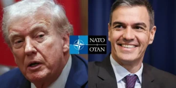 Donald Trump en una conferencia con banderas de EE. UU. y la OTAN al fondo, representando su sugerencia de expulsar a España de la alianza por su bajo gasto en defensa.