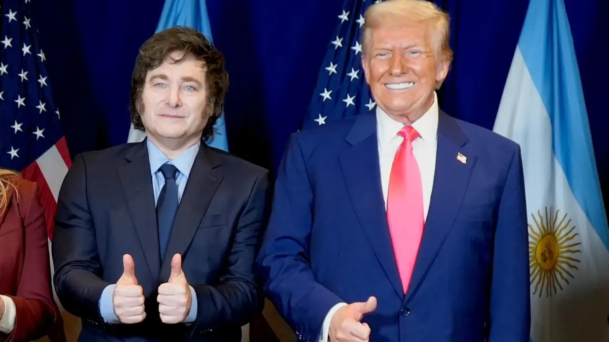 Donald Trump y Javier Milei estrechando manos en la Casa Blanca durante el anuncio de una ayuda de 20.000 millones de dólares.